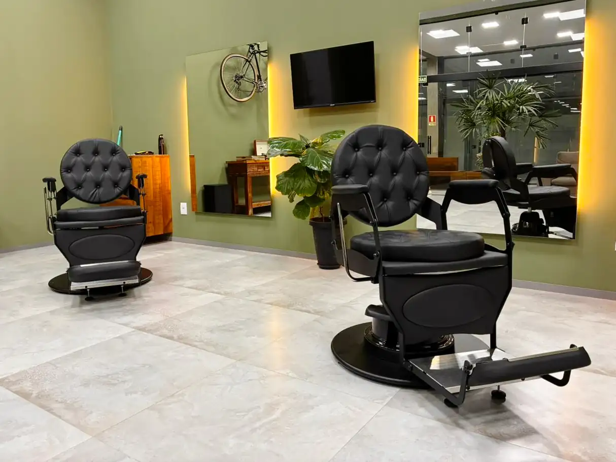 Interior da Barbearia Tropicalia, com cadeiras de barbeiro e espelhos